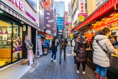 Seoul, Güney Kore 10 Aralık 2018: Myeong dong piyasasıdır popüler bir yer ve yiyecek bir şeyler bulmak alışveriş ve turistik bölgesi