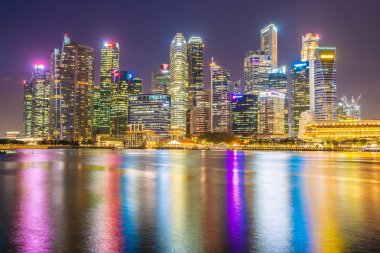 Singapur - 18 Ocak 2019: twilight ve gece zaman Simgesel Yapı dış şehir manzarası içinde bina güzel mimari