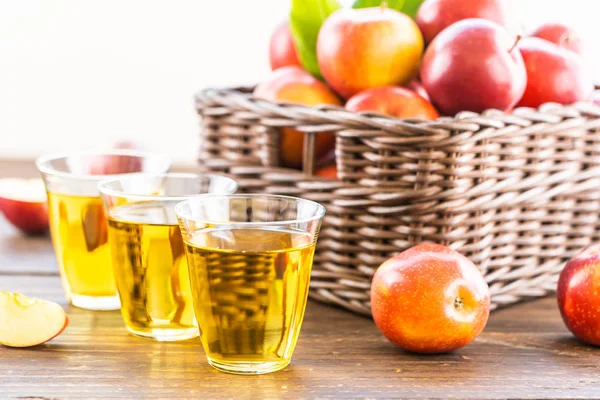 Jugo Manzanas Vaso Con Manzana Roja Canasta Comida Saludable Concepto — Foto de Stock