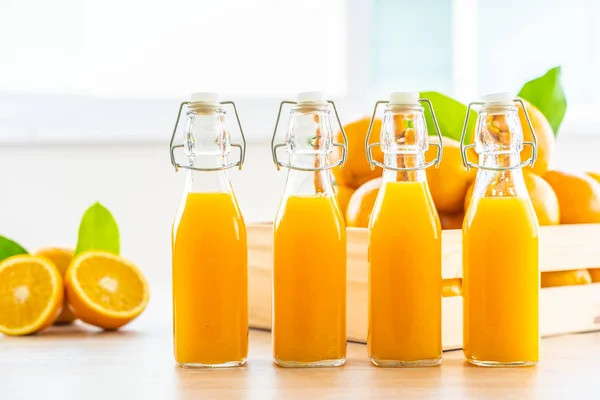 Fersk Appelsinjuice Til Drikke Flaskeglass Trebord Sunn Matvare – stockfoto
