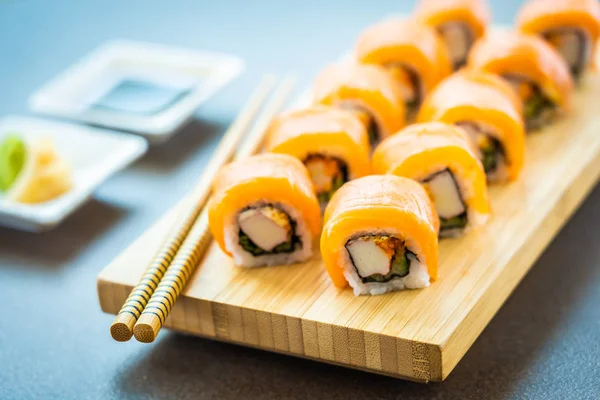Somon Balık et suşi roll maki wasabi ve soya sosu - Japon yemekleri tarzı ahşap plaka üzerinde