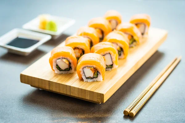 Somon Balık et suşi roll maki wasabi ve soya sosu - Japon yemekleri tarzı ahşap plaka üzerinde