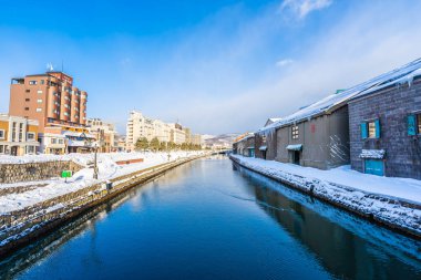 Güzel manzara ve Otaru Hokkaido Japonya kar ve kış sezonunda kanal nehirde cityscape