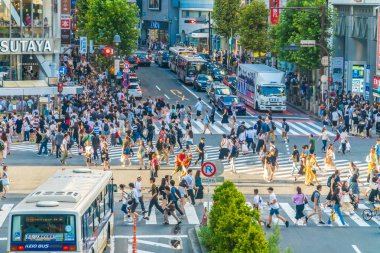 Tokyo, Japonya 29 Temmuz 2018: Shibuya kavşak veya kapısı popüler ve Simgesel Yapı yeme alışveriş için Tokyo'da yerleştirin ve yaya bir sürü burada var