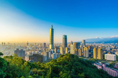 Taipei 101 binasının ve mimarisinin güzel manzarası ve manzarası Tayvan 'da mavimsi ve beyaz bulutlarla gökyüzüne yükseliyor.