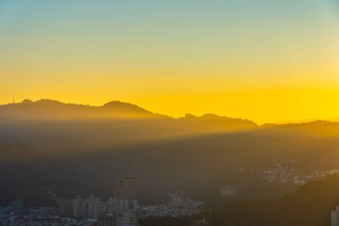Taipei şehrinin güzel mimarisi Tayvan 'da gün batımında gökyüzüne yükseliyor.