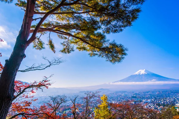 Güzel manzara dağ fuji akçaağaç yaprağı ağaç beyaz bulut ve Yamanashi Japonya sonbahar sezonu mavi gökyüzü ile çevresinde