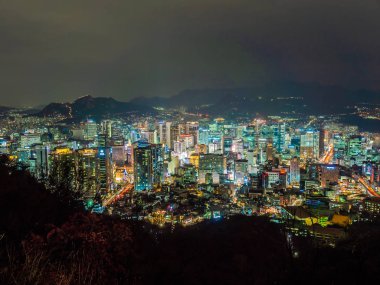 Geceleri Güney Kore'de Seoul şehir etrafında bina güzel mimari