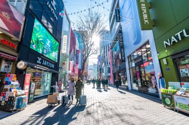 Seoul, Güney Kore 10 Aralık 2018: Myeong dong piyasasıdır popüler bir yer ve yiyecek bir şeyler bulmak alışveriş ve turistik bölgesi