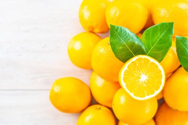 Ahşap masa - sağlıklı gıda kavramı üzerinde taze portakal meyve