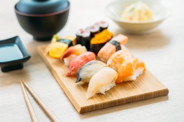 Somon balığı deniz hayvanı kabuğu karides ve diğer et suşi maki sos ve çorba - Japon yemekleri tarzı ahşap tepsi