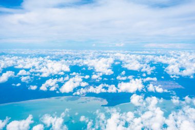 Beyaz bulut ve mavi gökyüzü ile güzel doğanın havadan görünümü