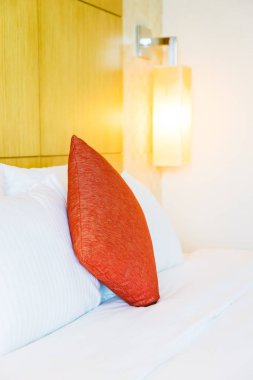 Otel yatak odası iç dekorasyonda yatak beyaz rahat yastık