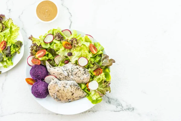 Steak Poitrine Poulet Grillé Avec Légumes Frais Dans Une Assiette — Photo