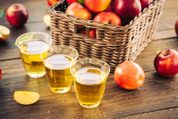 Jugo Manzanas Vaso Con Manzana Roja Canasta Comida Saludable Concepto — Foto de Stock