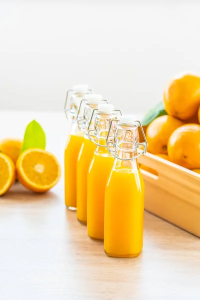 Fersk Appelsinjuice Til Drikke Flaskeglass Trebord Sunn Matvare – stockfoto