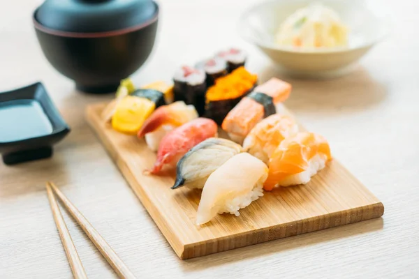 Camarão Casca Atum Salmão Outro Maki Sushi Carne Bandeja Madeira — Fotografia de Stock