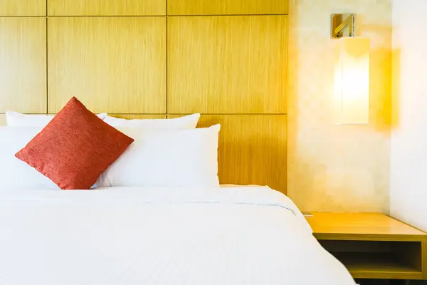 ホテル ベッド ルーム インテリアでベッドの装飾に白の快適な枕 — ストック写真