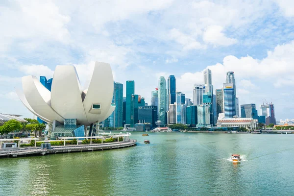 シンガポール 2019 美しい建築でシンガポールのマリーナ ベイ周辺の高層ビル — ストック写真