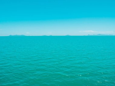 Seyahat ve tatil için mavi gökyüzü arka plan üzerinde beyaz bulut ile güzel tropikal deniz okyanus