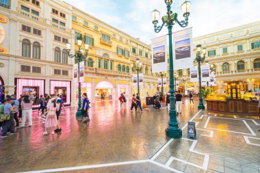 Çin, Makao - 6 Eylül 2018: Macau sokakta yürüyen insanlar 