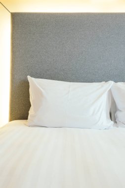 Beyaz yastık yatak otel yatak odası iç dekorasyon