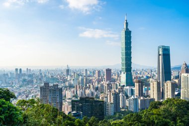 Taipei 101 binasının ve mimarisinin güzel manzarası ve manzarası Tayvan 'da mavimsi ve beyaz bulutlarla gökyüzüne yükseliyor.