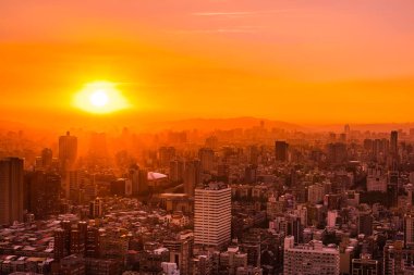 Taipei şehrinin güzel mimarisi Tayvan 'da gün batımında gökyüzüne yükseliyor.