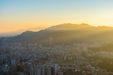 Taipei şehrinin güzel mimarisi Tayvan 'da gün batımında gökyüzüne yükseliyor.