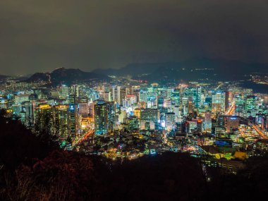 Geceleri Güney Kore'de Seoul şehir etrafında bina güzel mimari