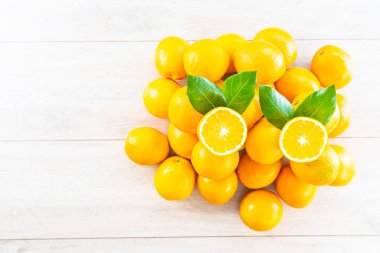 Ahşap masa - sağlıklı gıda kavramı üzerinde taze portakal meyve