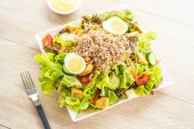 Ton balığı et ve yumurta taze sebze salatası ve sos - sağlıklı gıda kavramı