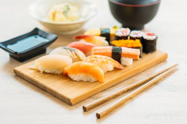 Somon balığı deniz hayvanı kabuğu karides ve diğer et suşi maki sos ve çorba - Japon yemekleri tarzı ahşap tepsi