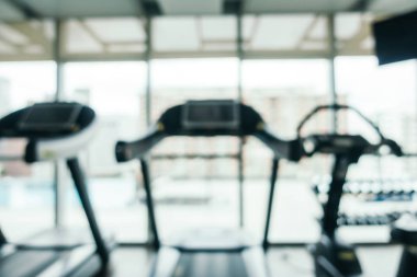 Soyut bulanıklık ve fitness spor aletleri spor salonu oda iç arka plan için defocused