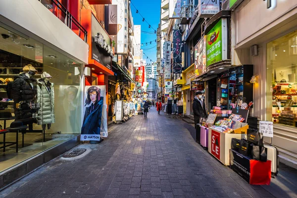 Seoul, Güney Kore 10 Aralık 2018: Myeong dong piyasasıdır popüler bir yer ve yiyecek bir şeyler bulmak alışveriş ve turistik bölgesi