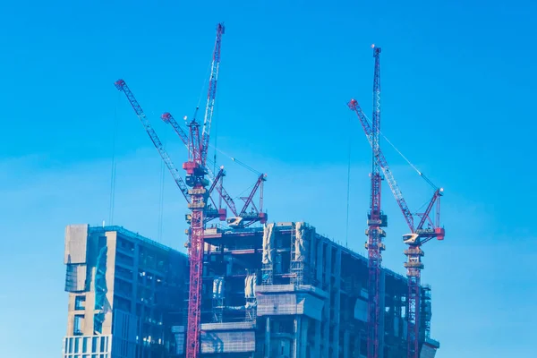 Kraan Bouwplaats Gebouw Van Buitenkant Met Blauwe Lucht — Stockfoto