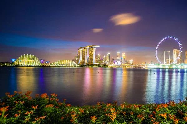 Hermosa Arquitectura Edificio Rascacielos Alrededor Bahía Marina Ciudad Singapur Crepúsculo —  Fotos de Stock
