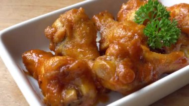 masada lezzetli kavrulmuş tavuk bacakları yakın çekim görüntüleri