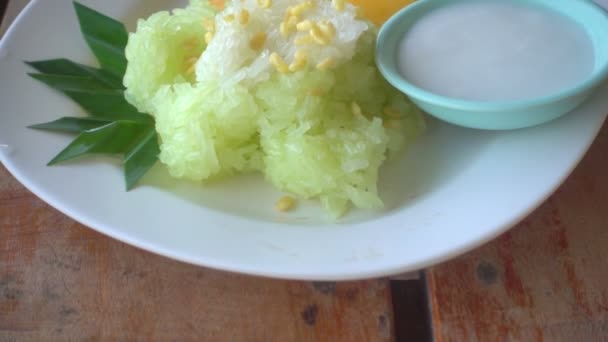 Nahaufnahme Von Köstlichem Reis Mit Mango Auf Dem Tisch — Stockvideo