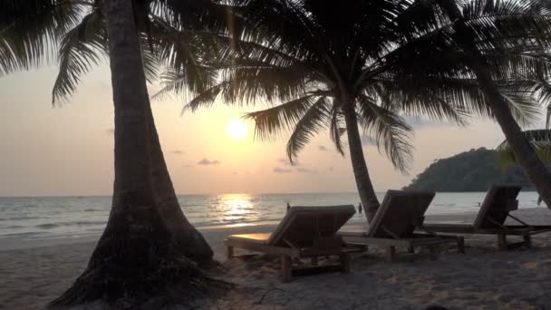 Ruhige Aufnahmen Von Wunderschönem Welligem Meer Bei Sonnenuntergang — Stockvideo