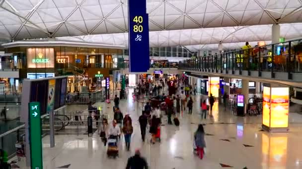 Havaalanı Terminalinde Yürüyen Insanların Zaman Atlamalı Görüntüleri — Stok video