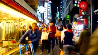 piyasada yürüyen insanların zaman atlamalı görüntüleri