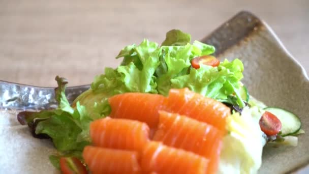 Těsné Záběry Lahodného Salátu Červenými Rybami Stole — Stock video