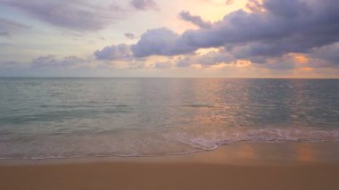 günbatımı güzel dalgalı denizde sakin görüntüleri