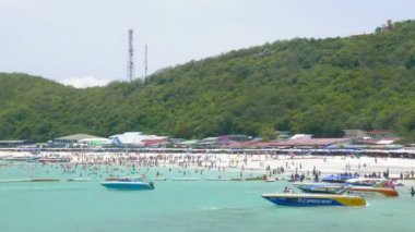 Güzel dalgalı denizin sakin görüntüleri.