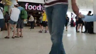 Asya şehrinde kalabalık alışveriş merkezi görüntüleri