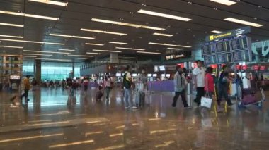 havaalanı terminalinde yürüyen insanların zaman atlamalı görüntüleri