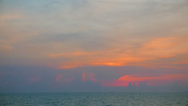 images tranquilles de la belle mer ondulée au coucher du soleil 