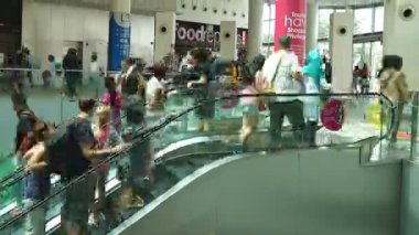 Asya şehrinde kalabalık alışveriş merkezi görüntüleri