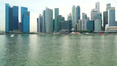 Singapur şehrinde marina koyu çevresindeki modern binaların havadan görüntüleri